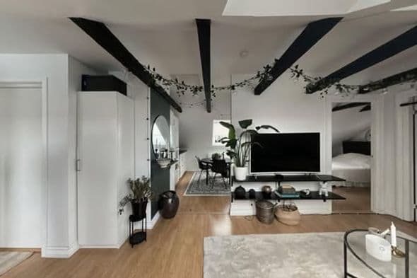 Mysig vindsvåning med takbjälkar